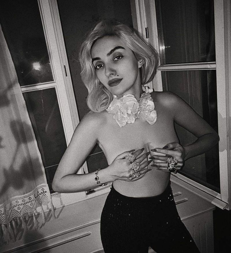 Ana Morodan s-a fotografia topless