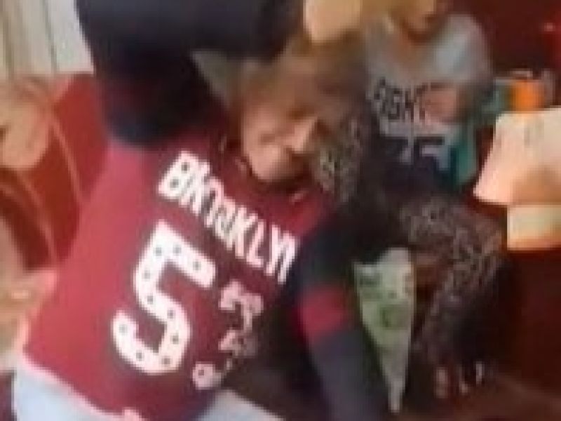 Bărbatul din Suceava care &icirc;și lovește copilul