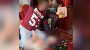 Bărbatul din Suceava care își lovește copilul