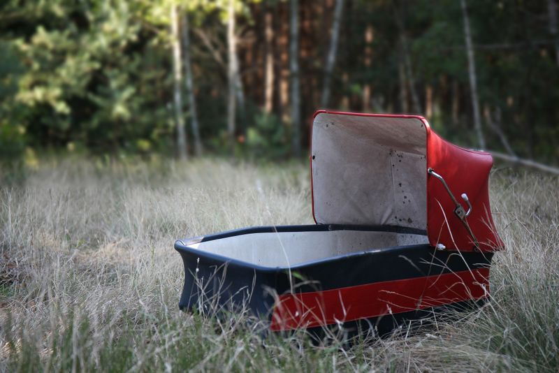 Un bebeluș de doar 5 zile a fost abandonat &icirc;ntr-o scară de bloc din V&acirc;lcea! 