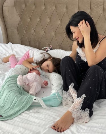 Olguța Berbec și cele două fiice.