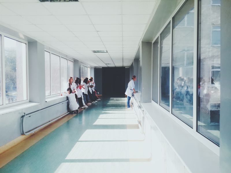 A fost dusă de urgență la spital, după ce s-a infectat cu coronavirus