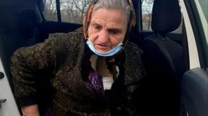 Imagini incredibile! O bătrână de 88 de ani a fost externată și lăsată pe o bancă, în frig! "O scoţi afară ca pe câine..."