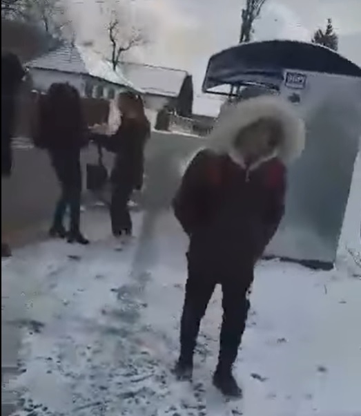 O copilă de 13 ani este snopită &icirc;n bătaie de alte fete minore