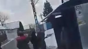 O copilă de 13 ani este snopită în bătaie de alte fete minore