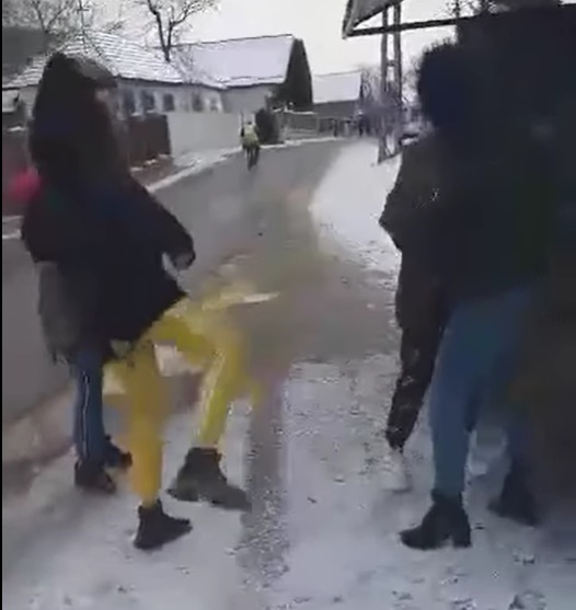 O copilă de 13 ani este snopită &icirc;n bătaie de alte fete minore