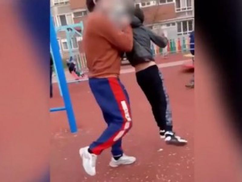 Individul, care și-a agresat nepotul &icirc;ntr-un parc, răm&acirc;ne &icirc;n spatele gratiilor!