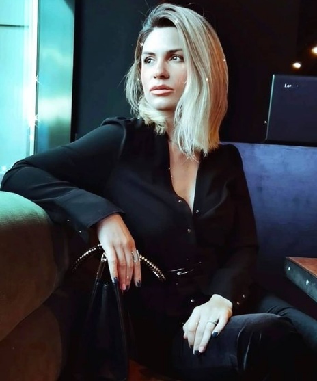 Drama neștiută a cântăreței Ellie White! Modul cumplit în care tatăl artistei s-a stins din viață: &quot;A murit în somn...&quot;