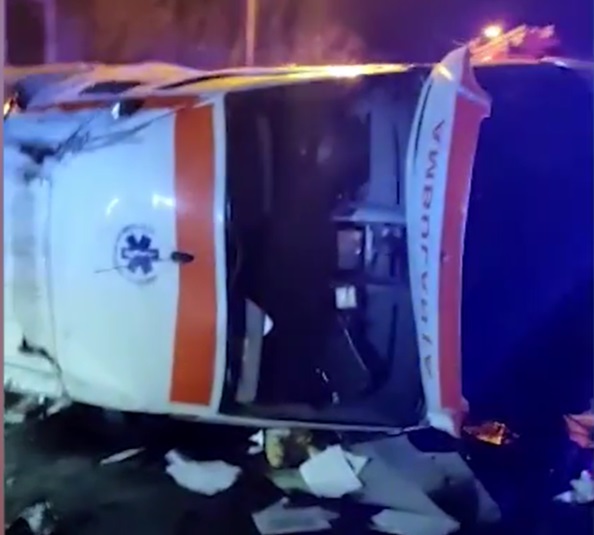 Accident tragic cu o ambulanță răsturnată!