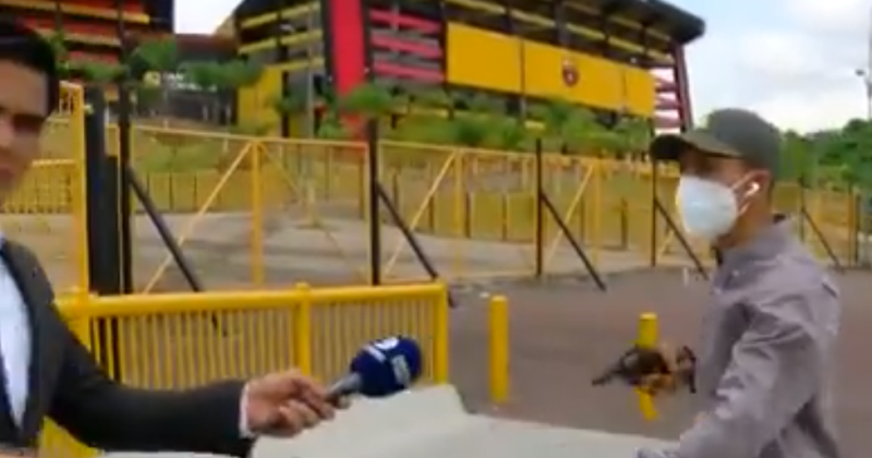 O scenă ireală a fost transmisă live! Jurnalist, jefuit de un hoț cu pistol în plină zi