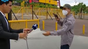 O scenă ireală a fost transmisă live! Jurnalist, jefuit de un hoț cu pistol în plină zi