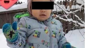 Copilul de trei ani care a murit în ambulanță.