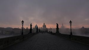 Imagini de coșmar! O femeie s-a stins din viață, după ce s-a aruncat de pe un pod cu fiul său în brațe
