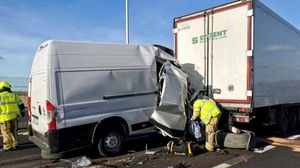 Un șofer român a fost aruncat din cabina dubei