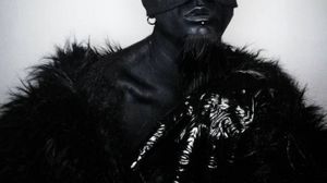 Și-a tatuat toată fața și vrea să arate ca un vampir! Cum arată când înainte 