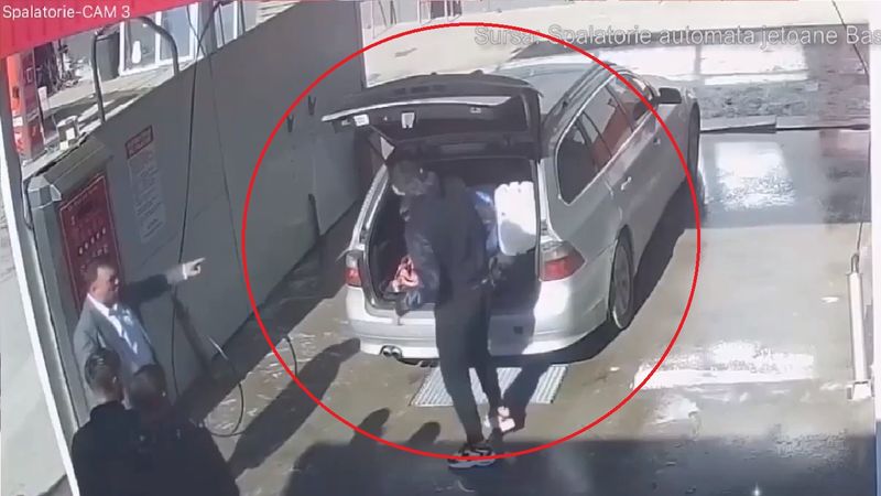 Tineri cu mașini de lux, surprinși de camerele de supraveghere în timp ce furau detergent de la o spălătorie auto