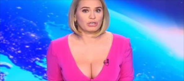 Andreea Esca, gafă de zile mari în timpul știrilor! Prezentatoarea tv, cu breteaua de la sutien și sânii pe afară 