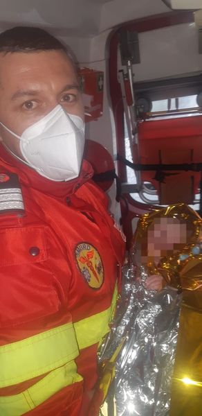 O fetiță a fost salvată de paramedici în drum spre spital!