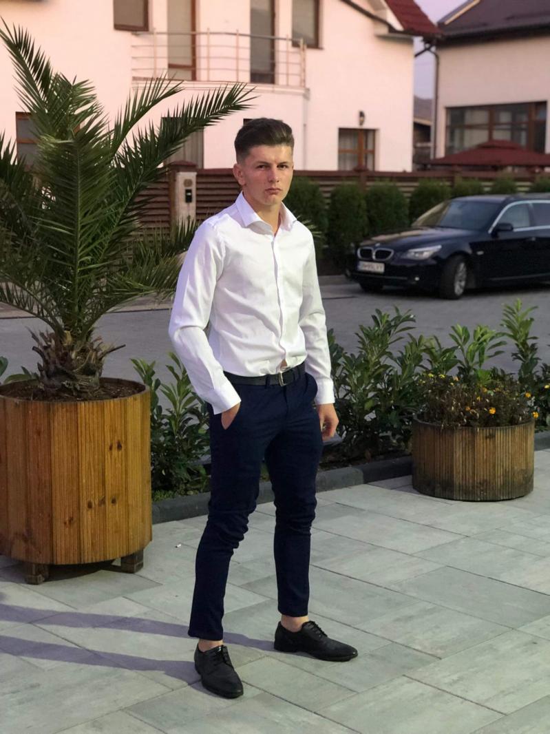 Un t&acirc;năr a murit nevinovat, după ce mașina condusă de prietenul lui a intrat &icirc;ntr-un st&acirc;lp! Mașina circula cu peste 100 km/oră