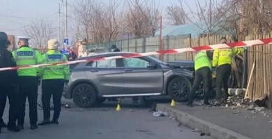 Șoferița a intrat violent ăntr-un gard