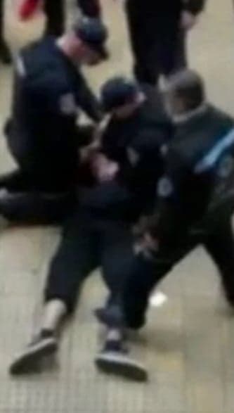 Bărbat încătușat la metrou Piața Unirii