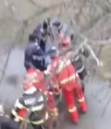 Momentul &icirc;n care polițiștii au spart ușa criminalului din Onești! Un martor a filmat totul! 