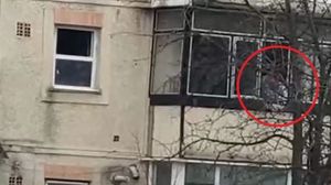 Momentul în care polițiștii au spart ușa criminalului din Onești! Un martor a filmat totul! "L-a înjunghiat..."