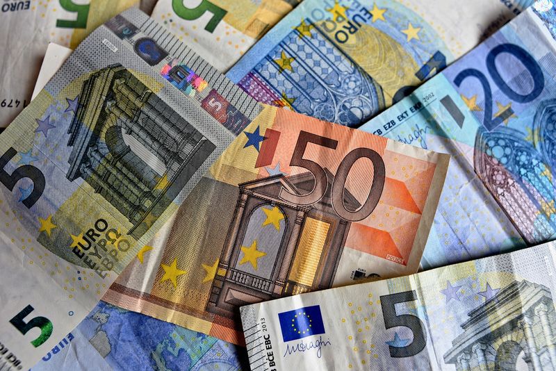 Euro atine o nouă valoare istorică