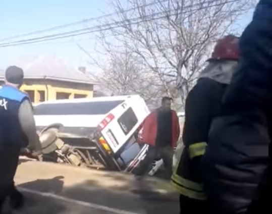 Un microbuz școlar a fost implicat &icirc;ntr-un accident cumplit &icirc;n județul Suceava!