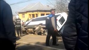 Un microbuz școlar a fost implicat într-un accident cumplit în județul Suceava!