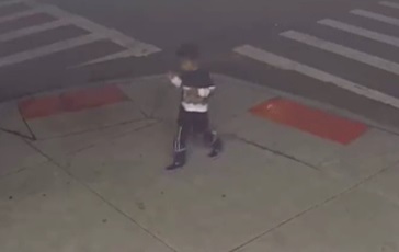 O copilă de patru ani a fost abandonată pe stradă