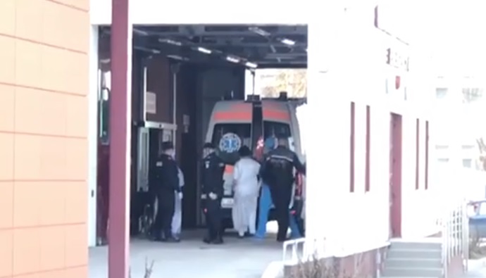Criminalul din Onești, transferat cu escortă și polițist