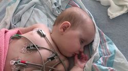 Mâinile și picioarele unei fetițe de cinci luni au devenit albastre în urma infecției cu coronavirus. Mama micuței trage un semnal de alarmă