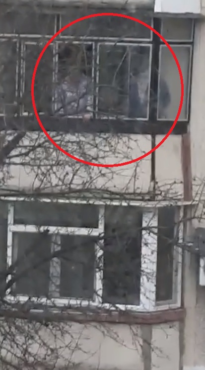 Victimele au stat &icirc;n picioare pe balcon &icirc;n timpul negocierilor