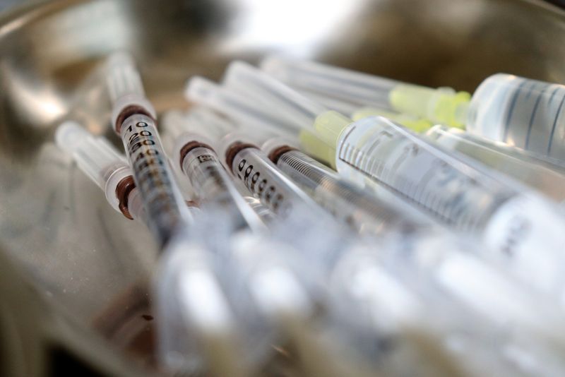Vaccinuri anti-COVID contrafăcute, confiscate de polițiști.