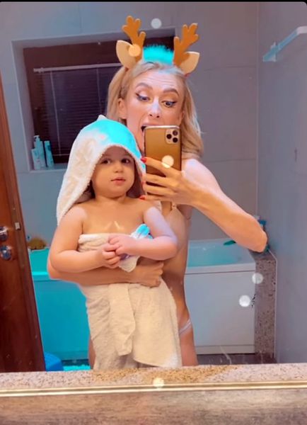 Andreea Bălan pare că este complet dezbrăcată