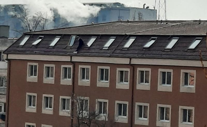 Tânărul s-a aruncat de pe acoperișul clădirii