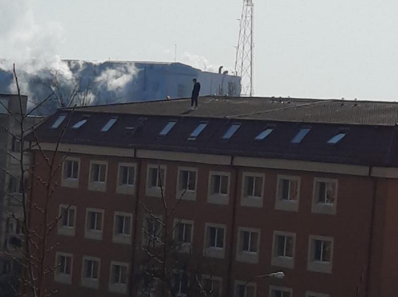 Tânărul s-a aruncat de pe acoperișul clădirii