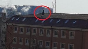 Băiatul care s-a aruncat în gol a murit 