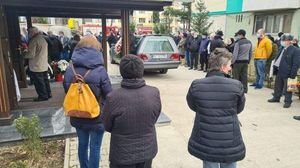 Una dintre victimele cazului de la Onești a fost condusă pe ultimul drum