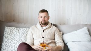 Și-a ținut fratele mort pe canapea timp de câteva luni, pentru că îi era frică să stea singur în casă!