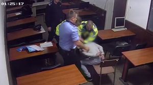 Imagini de coșmar în Capitală! Șapte polițiști bat și ștrangulează un bărbat încătușat 