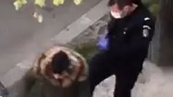 VIDEO. Scene greu de privit! Un om al legii lovește cu brutalitate un copil. Românii sunt revoltați: ”Așa să facă alții cu copilul tău”
