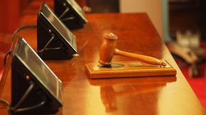 Un bărbat este acuzat că l-a violat pe clientul iubitei sale