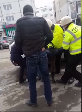 Luată pe sus de oamenii legii