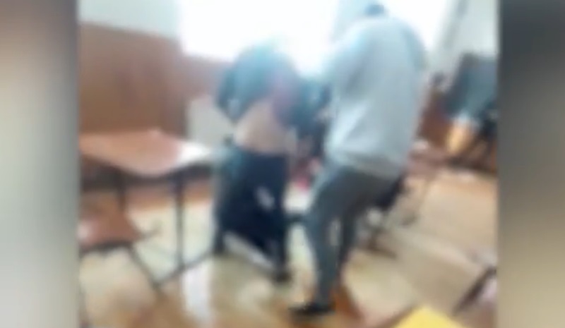 Elevă, bătută fără milă de un coleg de clasă
