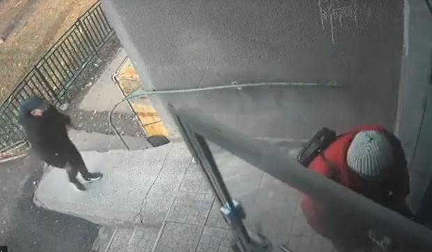 O pensinoară a fost atacată în scara unui bloc din Capitală! Camerele de supraveghere au surpins totul