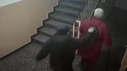 O pensionară a fost atacată în scara unui bloc din Capitală! Camerele de supraveghere au surpins totul