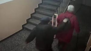 O pensinoară a fost atacată în scara unui bloc din Capitală! Camerele de supraveghere au surpins totul
