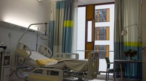 Un pacient, infectat cu coronavirus, s-a aruncat de la etaj